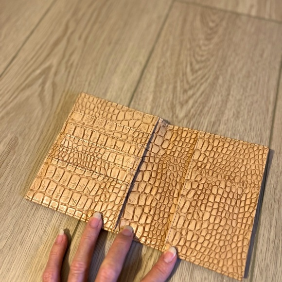 Posh show.  Liz Claiborne bi fold ladies wallet​ - Picture 4 of 9